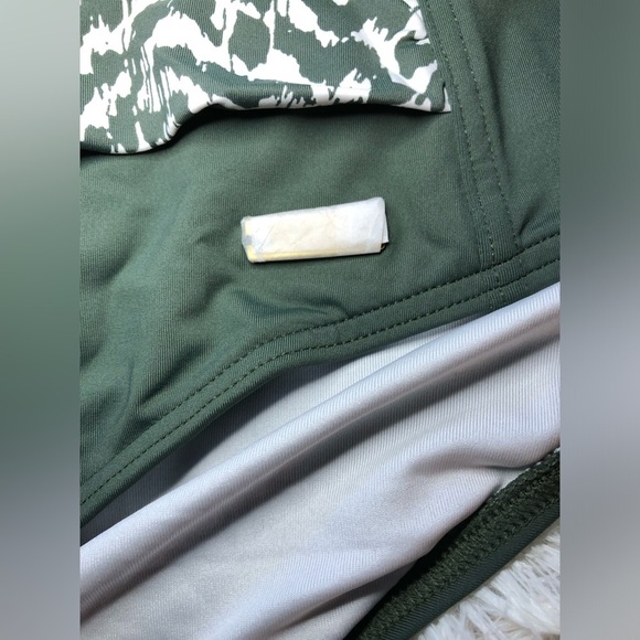 VENUS Green and White One-Piece Swimsuit size 16D - Picture 7 of 16